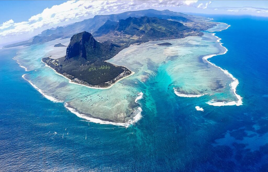 underwater-waterfall-mauritius-credits geonews.gr