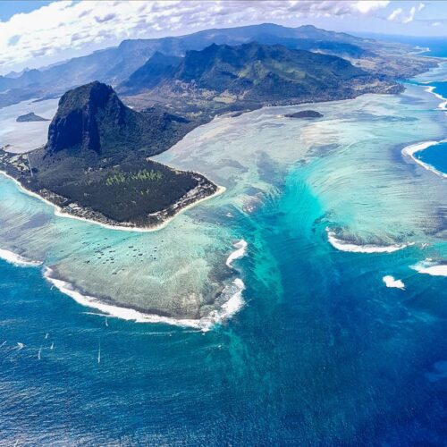 underwater-waterfall-mauritius-credits geonews.gr