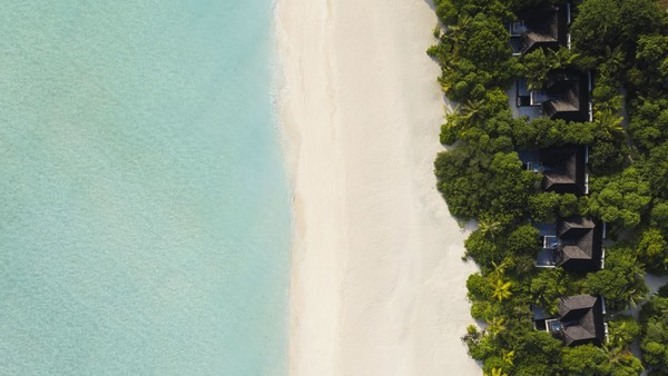 Mövenpick Maldives beach pool