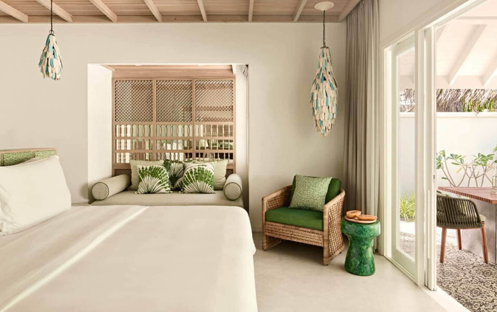 luxury-resort-maldives-rooms-beach-villa-bedroom