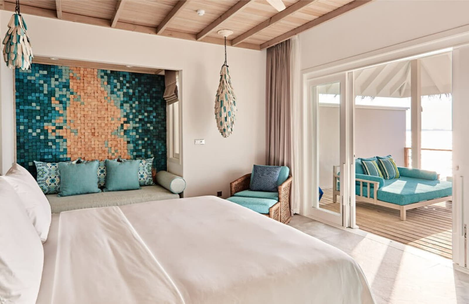 luxury-resort-maldives-rooms-ocean-pool-villa-bedroom loveyourholidays